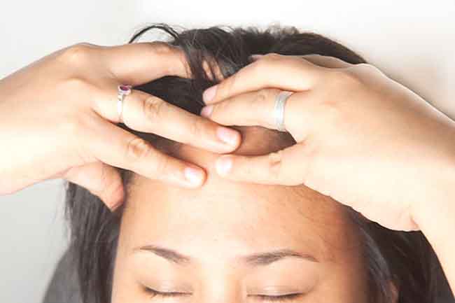 उंगलियों के पोरों द्वारा मसाज करें